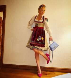 Franziska Knuppe Instagram - About last night ♥️💋🍺🥨❄️
at the legendary Weißwurstparty @stanglwirt 
wearing custom made #dirndl for #mylittlepony @hasbro by @lolapaltinger 
@aignermunich #bag
@misslillyshats #hairpiece #flowers