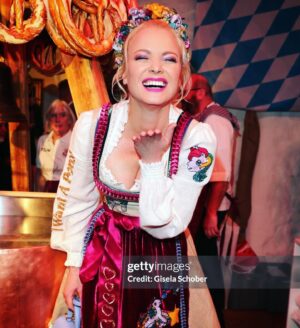 Franziska Knuppe Instagram - About last night ♥️💋🍺🥨❄️
at the legendary Weißwurstparty @stanglwirt 
wearing custom made #dirndl for #mylittlepony @hasbro by @lolapaltinger 
@aignermunich #bag
@misslillyshats #hairpiece #flowers
