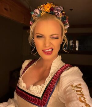 Franziska Knuppe Instagram - Good night from the legendary Weißwurstparty ♥️💋😘🍺🥨 @stanglwirt 
… more pics soon 
… loved my incredible #dirndl … ♥️
#wwp2024 #weisswurstparty #stanglwirt @stanglwirt 
Dirndl by @hasbro #mylittlepony @lolapaltinger 
#hairpiece by @misslillyshats 
Hair by @ghdhairde @christiansturmayr