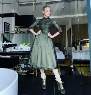 Franziska Knuppe Instagram - Dirndl Winter Edition ♥️💋✨❄️
ready for an event in Munich for @trachten_angermaier 
#dirndl #munich #enjoylife #eversecond 
wearing @trachten_angermaier 
@misslillyshats #hairpiece #flowers