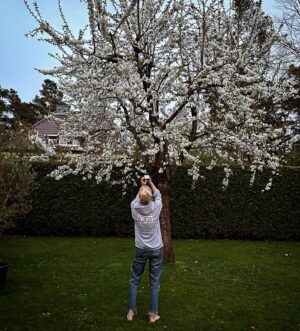 Franziska Knuppe Instagram - Spring Fashion 🌸✨🌳

#poolreinigungsqueen #kirschblüten #springfashion #frühling #cherrytree #enjoylife #everysecond
#lovehate
