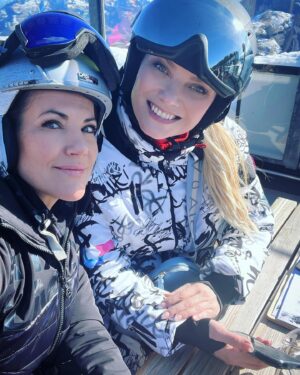 Franziska Knuppe Instagram - This time of the year ♥️💋❄️✨🎿

@bettina.zimmermann 
wearing @sportalm_kb #skioutfit @aignermunich #bag
@stanglwirt