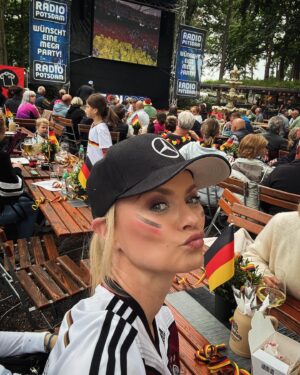 Franziska Knuppe Instagram - Public Viewing im @campingplatzhimmelreich ⚽️🇩🇪♥️
@dfb_team #gerhun
