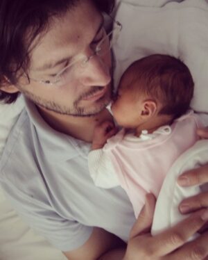 Franziska Knuppe Instagram - Die besten Papa‘s in meinem Leben. ♥️💋✨ 
Mein Papa, der immer in meinem Herzen ist.
Mein Mann @chrismoesi , den besten Papa für unsere Tochter. 
Herzlichen Glückwunsch an alle Väter da draußen, die ihre Kinder über alles lieben, unterstützen und beschützen. ♥️
#vatertag #herrentag #christihimmelfahrt