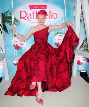 Franziska Knuppe Instagram - What a wonderful evening with wonderful people ♥️💋🌺
… at the @raffaello.deutschland summer day
Charity for @riccardosimonetti @riccardo_simonetti_initiative 
@thepberg @ellemacpherson @lottiemossxo 
#rsd2024 #raffaellosummerday @raffaello.deutschland
wearing @irene_luft
Photos by @giselaschober @gettyimages