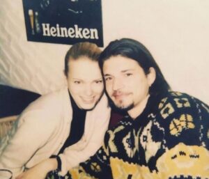 Franziska Knuppe Instagram - Vor 27 Jahren haben wir uns in Potsdam kennengelernt. ♥️ 
Kurz danach entstand unser erstes Foto, als ich dich in Hamburg besuchte. 
Lieb dich ♥️ @chrismoesi 
#happyanniversary