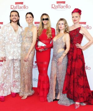 Franziska Knuppe Instagram - What a wonderful evening with wonderful people ♥️💋🌺
… at the @raffaello.deutschland summer day
Charity for @riccardosimonetti @riccardo_simonetti_initiative 
@thepberg @ellemacpherson @lottiemossxo 
#rsd2024 #raffaellosummerday @raffaello.deutschland
wearing @irene_luft
Photos by @giselaschober @gettyimages