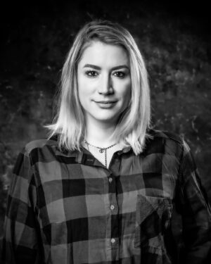 Franziska Böhler Instagram - Mit Long COVID ist es so: 
Du suchst Hilfe und schilderst deine Symptome.
Da diese Krankheit bei so wenigen niedergelassenen Kolleg:innen anerkannt ist, bist du als Frau erstmal primär überlastet. Vielleicht sogar depressiv. Vielleicht brauchst du eine Pause, vielleicht bist du hysterisch, vielleicht ist es deine aktuelle Zyklusphase.
(Ist mir alles passiert)
Als wäre es so einfach.
Wenn du dir von heute auf morgen nichts mehr merken kannst, deine Aufmerksamkeit leidet, du Meetings unterbrechen musst – hat das nichts mit dem Eisprung zu tun. 
Wenn du das Gefühl hast, dass dich Lautstärke und Input plötzlich bedroht obwohl du ihn vorher gefeiert hast:
Daran ist nicht der Wäschekorb und die gefühlte „Uber Taxi“ Tätigkeit für die Kinder verantwortlich.
Da ist etwas anderes passiert.
Und zwar in ganzen 8 Tagen Infektionsgeschehen.
Ich leide immens unter dieser kognitiven Einschränkung.
Ich - und viele andere auch.
Und gerade als Frau ist es leider immer noch schwierig ernst genommen zu werden - trotz geregeltem Zyklus.
Long Covid ist real.
Wir wissen das
Deswegen gibt es @health4future_de 
Und Aufgeben war nie eine Option 
✨

#gesundheit #intensiv #physicianassistant #symptome#mfa #facharzt #gesund #arzt#sport #motivation #health #krankenhaus #care #reha #klinik #training #pflege #Krankenpflege #nurse #anästhesie #medizin #gesundheitssystem #health4future #erzieherin #physiotherapie #pflegenotstand #liebe #op #mfa #gesunheitspräventation