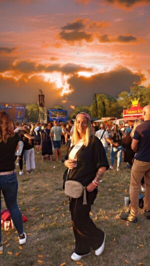 Franziska Böhler Instagram - What a Weekend✨
Wie lange waren wir nicht mehr zusammen on Tour🫶
….und es hat sich mehr als gelohnt🫶
@svenjum 
#sisterfromanothermister 
#wochenende #girlstrip #rostock #apache207 #openair #nurse #nurselife #nursegoals #icu #anästhesie #trip #kurzurlaub #ostsee #freundschaft #freundin #bestie