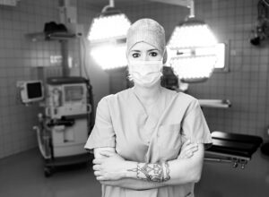Franziska Böhler Instagram - Eigentlich bräuchte es 70 bis 80 Plätze, damit es sich ein Pflegeheim rechnet.
Das eigentliche Problem ist das fehlende Fachpersonal. Nur mit dem richtigen Personalschlüssel könnten auch genügend Bewohner und Bewohnerinnen aufgenommen werden..
Im vergangenen Jahr haben laut dem Branchendienst pflegemarkt.de 142 Pflegeheime von etwa 11.000 schließen müssen. 200 waren es bereits in den ersten drei Monaten dieses Jahres. Und bis Ende des Jahres werden laut dem Care Report der Unternehmensberatung Roland Berger 37 Prozent der Heime wohl rote Zahlen schreiben.

Pflegeheime waren für Investoren beliebte Renditeobjekte, die als sichere Anlage galten.
Doch der Grat zum Defizit ist schmal: Sind weniger als 98 Prozent der Plätze belegt, rutscht laut Verband der Alten- und Behindertenhilfe eine Einrichtung in die roten Zahlen. Und das kann schnell gehen, da das Personal fehlt: Laut einer Studie der Uni Bremen gibt es derzeit 100.000 Pflegekräfte zu wenig - und das bei steigendem Pflegebedarf.
Hinzu kommt, dass die Personalkosten für viele Einrichtungen mit der Tarifbindung im vergangenen Jahr gestiegen sind. Seit September 2022 können Pflegeheime ihre Leistungen mit den Kassen nur noch abrechnen, wenn sie ihr Personal nach Tarif bezahlen 
Etwas einfacher haben es gemeinnützige Trägergesellschaften wie das Rote Kreuz, da sie längst nicht so hohen Renditen erwirtschaften müssen wie die großen Ketten. 
✨
Pflegenotstand in a nutshell
✨
Quelle: Tagesschau 

#gesundheit #intensiv #healthcare #symptome#mfa #facharzt #gesund #arzt#sport #motivation #health #krankenhaus #care #reha #klinik #training #pflege #krankenpflege #nurse #anästhesie #medizin #gesundheitssystem #icu #gesundheitssystem #physiotherapie #pflegenotstand #op #mfa #praxis #pflegeheim