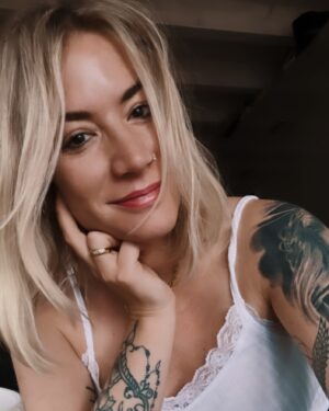 Franziska Böhler Instagram - This is me, Franzi
36 und im Herzen noch 19
Verheiratet, 2 Kinder, 5 Meerschweinchen, einen Hund, 1 Katze & einen Hamster.
Hab die Intensivpflege geliebt und lieb sie eigentlich noch mehr als die Anästhesie.
Hab ein Buch geschrieben, wollte ein System ändern, bin dabei unfreiwillig zu einem Instrument & Sprachrohr erklärt worden und deswegen gnadenlos & schmerzhaft gecrasht.
Kann mittlerweile besser Nein sagen und werde trotzdem ständig von Menschen ausgenutzt & verarscht die ich für Freunde hielt oder mag.
Ekle mich af vor Biomüll in der Spüle und hab das Morgenmuffeln erfunden.
Ich vertraue niemandem.
Ich wünsche explizit NIEMANDEN Böses - auch wenn DIE oder DERJENIGE Gift in mein Leben streut.
Menschenmengen & Lautstärke machen mir Angst.
Kann so extrem wütend werden, dass ich mich kaum unter Kontrolle habe & jeden Tag ist’s mir unglaublich wichtig dass alle satt sind und mein Essen schmeckt.
Ich kann leider nicht verzeihen und bin nachtragend.
Ich bin fürchterlich sensitiv, nehme Emotionen und Energien ungefiltert wahr & habe mit alles und jedem Mitleid.
Ich verabscheue Kuchen, Eis & Süßigkeiten 🐭
….Kiffen find ich (durch Erfahrungswerte) total scheisse & sinnlos😂😂😂

Und ihr so?
✨
Inspiriert von @privatemidwife 
✨
#pflege #icu #altenpflege #gesundheit #krankenpflege #pflegefachkraft #pflegenotstand #gesundheitssystem #krankenschwester #medizin #pflegedienst #nurse #klinik #pflegekraft #pflegeberuf #krankenhaus #intensiv  #gesundheit #betreuung #ambulantepflege #pädiatrie #pflegeheim #anästhesie #healthcare #intensivpflege