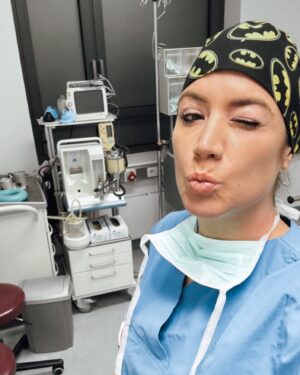 Franziska Böhler Instagram - “In einer Zeit, in der der Bedarf an Pflegepersonal steigt, ist es entscheidend, die Ausbildung in der Pflege zu erleichtern und gleichzeitig sicherzustellen, dass sie den aktuellen Herausforderungen gerecht wird. Unser Gesetzentwurf zielt darauf ab, die Pflegeausbildung in Niedersachsen zu verbessern und zu entschlacken. Wir müssen mehr Pflegekräfte ausbilden und die Attraktivität der Pflegeberufe steigern”, so der er gesundheitspolitische Sprecher der CDU-Fraktion Volker Meyer.
Der Entwurf sieht vor, die Pflicht zu mindestens 280 Stunden allgemeinbildenden Unterricht während der Pflegeausbildung abzuschaffen. Dadurch soll den Pflegeschulen mehr Spielraum gegeben werden, um den Fokus verstärkt auf eine praxisorientierte Ausbildung zu legen“
das möchte die CDU NIEDERSACHSEN 

Ich übersetze das kurz:

Wir brauchen viel mehr Auszubildende(was korrekt ist) und deswegen werten wir den Beruf ab indem wir auf Quantität statt Qualität setzen.
Spoiler: WER genau soll denn in der Praxis vermehrt ausbilden?
….Leude….
Fragt ihr endlich mal die PFLEGE (das sind die Menschen, die sich mit genau den Dingen auskennen die allerdings über fachfremde Politiker entschieden werden)

Nächste Preisfrage:

Wenn uns die Piloten mal ausgehen & da dann auch ein bisschen abgesteckt wird…..
Wer fliegt mit?
😂😂😂
✨
(Danke fürs prompte Statement des @dbfknordwest & @_jennykuhnert_ )
✨
#pflege #icu #altenpflege #gesundheit #krankenpflege #pflegefachkraft #pflegenotstand #gesundheitssystem #krankenschwester #medizin #pflegedienst #nurse #klinik #pflegekraft #pflegeberuf #krankenhaus #intensiv  #gesundheit #betreuung #ambulantepflege #pädiatrie #pflegeheim #anästhesie #healthcare #intensivpflege