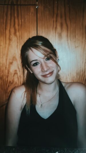 Franziska Böhler Instagram - Meine Mama hat heute Fotos ausgekramt…
Vom Abschluss 2003 über die Ausbildung bis zum Examen….
Sogar die Karte meiner Examensstation 2006 ist dabei😩
….die Soul Doctors haben unsere Zeit musikalisch in der Klinik begleitet 
Ach Leute….
Wie schnell die Zeit vergeht♥️
Ich vermisse es….
#timeofmylife
#gesundheit #intensiv #therapie #recovery #facharzt #gesund #arzt#sport #motivation #health #krankenhaus #care #reha #klinik #training #pflege #Krankenpflege #nurse #anästhesie #medizin #gesundheitssystem #examen #fit #mentalhealth #pflegenotstand #liebe #op #leben #ausbildung