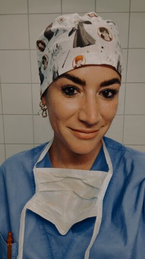 Franziska Böhler Instagram - Die maligne Hyperthermie (MH) ist eine sehr seltene, aber potenziell lebensbedrohliche Komplikation einer Narkose. Ausgelöst wird sie bei genetischer Veranlagung durch bestimmte Narkosemedikamente. Dabei kommt es zu einer massiven Stoffwechselsteigerung der Skelettmuskulatur, die zu Sauerstoffmangel, Übersäuerung in der Zelle und in der Folge zum Zelltod führen kann. Im normalen Alltag spielt die Veranlagung in der Regel keine Rolle.

Häufig sind die ersten Anzeichen schnelles Atmen, ein schneller Herzschlag und Muskelstarre, besonders im Kiefer. Die Körpertemperatur steigt in der Regel stark an (meist über 40° C, mitunter sogar über 43° C). Herzrhythmusstörungen, Übelkeit und Erbrechen können auftreten. Der Urin kann braun oder blutig sein.

In der Regel wird Dantrolen, ein Muskelentspannungsmittel, verabreicht. Durch die Entspannung der Muskeln wird auch das Fieber gesenkt und der Schaden an den Muskeln verringert.
✨
#gesundheit #intensiv #physicianassistant #symptome#mfa #facharzt #gesund #arzt#sport #motivation #health #krankenhaus #care #reha #klinik #training #pflege #Krankenpflege #nurse #anästhesie #medizin #gesundheitssystem #healthforfuture #erzieherin #physiotherapie #pflegenotstand #liebe #op #mfa #hyperthermie