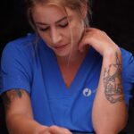 Franziska Böhler Instagram – Sich selbst helfen, indem wir helfen, hat auch mit Grenzen und Konsequenzen zu tun..
…✨
Reden wir drüber
✨
August 24
✨
@mariazophia 
@penguinrandomhouse 
Pic by @michael_eichi 
#gesundheit #intensiv #physicianassistant #symptome#angst #influencer #gesund #arzt#sport #motivation #health #krankenhaus #care #reha #klinik #training #pflege #Krankenpflege #nurse #anästhesie #medizin #gesundheitssystem #instabook #buch #therapie #pflegenotstand #liebe #op #mfa #burnout