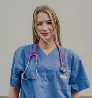 Franziska Böhler Instagram - Achtung: Leicht überspitzt but true:
🤡
Als Niedergelassener Arzt ÜBERLEBST du nur mit Privatpatienten weil dein Budget gedeckelt ist
Folge?
Als gesetzlich Versichterter wartest du mit DEM GLEICHEN PROBLEM dreimal so lange auf Termine, MRT, Diagnostik.
Spoiler: Das kann über Leben&Tod entscheiden 
🤡
Betten werden aufgrund von Personalmangel gesperrt
🤡
…wait! Wenn wir sie belegen, dann wird der JOKER VERlegt, um dann als Boomerang am nächsten Tag zurückzukommen 
🤡
Wir schließen Institute die akademisierte Kolleg:innen in der Pflege qualifizieren - obwohl wir diesbezüglich eh schon Schlusslicht sind
🤡
Prävention means: Wir protegieren munter Alkohol (fester Wahlkampfbestandteil in Bayern 🍻) legalisieren Cannabis ohne groß angelegte Aufklärung diesbezüglich und erstellen ne Homepage für Suizidgefährdete („Ich will mich umbringen: MOMENT: Da gabs doch ne Website!“)
Klar! Wer denkt nicht an die Notfallwebsite wenn er in einer Akutsituation ist
🤡
Wir schaffen KEINE zusätzlichen Kassensitze für Psychotherapeut:innen um Akuthilfe zu gewährleisten! Stattdessen generieren wir monatelange Wartelisten für Menschen in Extremsituationen (Aber dafür hatten wir ja oben genannte Homepage!)
🤡
Wir streichen die Fördergelder für die einzige Long Covid Ambulanz und wollen eigentlich gar nicht wissen was es damit auf sich hat: Kostet Geld auf lange Sicht 
🤡
Wir privatisieren und tolerieren, dass an Reinigungskräften, Verpflegung und Zeit gespart wird - riskieren dadurch Nosokomialinfektionen, frustriertes Personal und Patienten.
(Der Hedge Fond freut sich)
🤡
Klar. Wir schließen auch Kliniken, kümmern uns nicht darum wie Versorgungslücken aufgefangen werden können und karren dann den Schlaganfall und den Herzinfarkt stundenlang durch die Wallachei😂
🤡
Das!
Ladys und Gentleman!
……ist das teuerste Gesundheitssystem in der EU😂
🤡
#gesundheit #intensiv #healthcare #symptome#mfa #facharzt #gesund #arzt#sport #motivation #health #krankenhaus #care #reha #klinik #training #pflege #krankenpflege #nurse #anästhesie #medizin #gesundheitssystem #icu #gesundheitssystem #physiotherapie #pflegenotstand #op #mfa #praxis #pflegenotstand