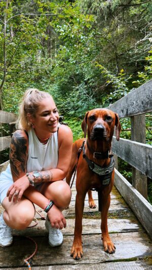 Franziska Böhler Instagram - Rhodesian Ridgebacks haben ihren eigenen Kopf. Sie treffen eigenständige Entscheidungen und werden sich in den seltensten Fällen unterwerfen. 
Sie brauchen konsequente, liebevolle Erziehung - mit Härte verliert man.
Pares mag keine Fremden… er ist freundlich aber zurückhaltend.
Er bellt nie… und wenn: Dann hat er einen Grund.
Er liebt „seine“ Kinder mehr als sich selbst und hat eine besondere Beziehung zu unserer Tochter.
Er ist ein Freigeist, er braucht viel Bewegung und kognitive Herausforderungen.
Das folgende gilt eigentlich für alle Tiere:
Nur weil sie stattlich, schön & stark sind: 
BITTE überlegt euch gut ob ihr diesem Charakter gerecht werdet…
Die Liebe die ihr zurück bekommt ist mit nichts zu bezahlen ♥️
#ridge #ridgeback #rhodesianridgeback #hund #hunde #dog #doglover #dogoftheday #liebe