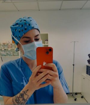 Franziska Böhler Instagram - Wir haben ein Imageproblem.
Zu Unrecht übrigens…
Der Job ist geil, der Rahmen ist scheisse.
Das Problem: Wir vermischen beides 
✨

In Deutschland fehlen Pflegekräfte, die Regierung will daher Fachkräfte aus dem Ausland gewinnen. Arbeitsminister Hubertus Heil und Außenministerin Annalena Baerbock planen nun eine Brasilienreise….

Darüber hinaus gebe es „Absprachen mit Indonesien und Mexiko“
Quelle: Spiegel 
✨
Punkt 1: Ja. Fachkräfte aus dem Ausland sind wichtig - aber: 
Braucht das jeweilige Land nicht selbst seine „motivierten“ Fachkräfte?
Haben wir vielleicht - neben dem Ausbildungsproblem - nicht auch ein Fluktuationsproblem?
Ganz ehrlich:  wer aus Brasilien nach Deutschland kommt, der geht später auch weiter in die Schweiz oder nach Norwegen…
Der bleibt dort, wo er die besten Bedingungen findet.
Und da liegt der Hund begraben….
Nachhaltig Pflegekräfte zu akquirieren bedeutet auch den eigenen Nachwuchs zu fördern und vor allem zu begeistern.
Wer nach Brasilien, Indonesien und Cuba fliegen kann - der könnte hier auch Programme oder Ausbildungstage auf die Beine stellen….
Ich bin aufgrund der Betriebsblindheit leider nicht mehr geschock…
…deswegen mach ich selbst🤪
Wir planen diese Tage für Schüler die in der Findung sind.
Warum?
Weil Pflege nicht jeder kann✨
✨

#gesundheit #wellbeing #therapie #symptome#recovery #facharzt #gesund #arzt#sport #motivation #health #klinik #gesundleben #reha #genesen #anästhesie #pflege #Krankenpflege #nurse #pflegenotstand #medizin #gesundheitssystem #healthforfuture #fit #mentalhealth #achtsamkeit #liebe #icu #leben #postpandemie
