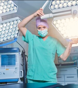 Franziska Böhler Instagram - Was ist eigentlich dieser
„Krankenhauskeim“?

Staphylococcus aureus sind Bakterien, die natürlicherweise auf der Schleimhaut des Nasenvorhofs und seltener auch auf der Haut von jedem dritten Menschen leben. Nor- malerweise verursachen diese Bakterien keine Infektionen. Bei Verletzung der Haut oder auch durch medizinische Maßnahmen wie z.B. eine Operation kann Staphylococcus au- reus Wundinfektionen verursachen. Solche Infektionen können harmlos verlaufen (Abs- zess, Eiterbildung etc.), bei geschwächtem Immunsystem kann es aber auch zu schweren Infektionen wie einer Blutvergiftung und Lungenentzündung kommen. Im Fall einer Infektion helfen Antibiotika die Bakterien zu entfernen. sind unempfindlich (resistent) gegenüber dem Antibiotikum „Methicillin“ und den meisten anderen Antibiotika geworden. Solche Methicillin-resistenten Staphylococcus aureus nennt man abgekürzt MRSA.
Am häufigsten werden die Erreger durch direkten Kontakt von Mensch zu Mensch weiter gegeben. Der Hauptübertragungsweg sind dabei die Hände. Sowohl MRSA-Erkrankte als auch MRSA-Träger, also gesunde mit MRSA besiedelte Menschen, können ansteckend sein.

Mit dem MRSA kann man sich theoretisch überall infizieren - Erworbene Infektionen finden leider bei Patienten im klinischen Umfeld - mit entsprechenden Vorerkrankungen-  am häufigsten statt.
✨
Neben dem MRSA gibt es noch weitere „resistente“ Keime…
Dazu gibt‘s einen extra Post
✨

#gesundheit #intensiv #physicianassistant #symptome#mfa #facharzt #gesund #arzt#sport #motivation #health #krankenhaus #care #reha #klinik #training #pflege #Krankenpflege #nurse #anästhesie #medizin #gesundheitssystem #healthforfuture #erzieherin #physiotherapie #pflegenotstand #mrgn #op #leben #mrsa