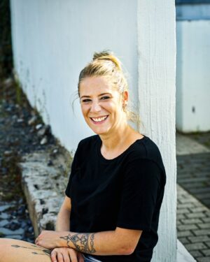 Franziska Böhler Instagram - Ich muss als Anästhesie Schwester die Aufklärungsbögen aufmerksam auswerten um feststellen zu können ob meine Patient:innen (sorry @markus.soeder )
narkosefähig sind.

Die traurige Wahrheit ist, dass ich auf den  Fragebögen, die ich mit meinen Patienten in Vorbereitung auf die Anästhesie durchgehe extrem häufig Konsumangaben feststelle. 
Am auffälligsten: Psychopharmaka wegen Depressionen oder ähnlichen Erkrankungen.
Es explodiert förmlich.
Das sind Menschen wie du und ich, die eine  ambulante OP mit Vollnarkose brauchen, weil sie sich den Arm  gebrochen haben, einen Leistenbruch haben oder an der Hand operiert werden müssen.
 
- Frage 5: Werden Medikamente eingenommen? Wenn ja, welche?
- Frage 30: Besteht/Bestand eine Erkrankung des Nervensystems?
- Frage 40: Nehmen Sie Drogen?

Aber hey: 
Es ist immer noch gesellschaftlich so verpönt über Schwächen Oder Krankheiten zu reden dass ich am liebsten kotzen könnte

 Sich Hilfe zu holen und zugeben zu können, dass man alleine nicht weiter kommt ist übrigens viel mutiger und bedarf mehr Stärke als fröhlich zu winken.
✨
Ich gehör dazu
✨
#gesundheit #intensiv #healthcare #symptome#mfa #facharzt #gesund #arzt#sport #motivation #health #krankenhaus #care #reha #klinik #training #pflege #krankenpflege #nurse #anästhesie #medizin #gesundheitssystem #icu #gesundheitssystem #psychotherapie #pflegenotstand #op #depression #praxis #pflegenotstand