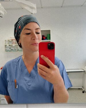 Franziska Böhler Instagram - Auf einen Katastrophenfall vorbereitet zu sein ist ne gute Sache.
So zu tun, als könnten wir derzeit auch nur ansatzweise eine Grippewelle managen eher nicht - und genau das impliziert diese eigentlich vernünftige Ankündigung.

Krankenhäuser und Pflegeheime rennen  nach und nach in die Insolvenz und durch die Strukturbereinigung gibt es in naher Zukunft keine Einrichtungen um einen Massenanfall von Verletzten zu bewältigen.
Spoiler:
Wir sind rein personell noch nicht mal fürs Tagesgeschäft GESCHWEIGE DENN auf das was da noch auf uns zukommt vorbereitet…
(das waren diese Hunderttausende an fehlenden Fachkräften)
Diese Schaumschlägerei beleidigt den gesunden Menschenverstand derjenigen, die in den letzten Jahren nicht in einem Erdloch gelebt haben oder zumindest mal krank gewesen sind.

„Im Krisenfall muss jeder Arzt, jedes Krankenhaus, jedes Gesundheitsamt wissen, was zu tun ist.
(...) Wir brauchen klare Zuständigkeiten - etwa für die Verteilung einer hohen Zahl an Verletzten
auf die Kliniken in Deutschland“
✨
Wir können die vielen Verletzten übrigens auch ambulant nicht versorgen, der Sektor wird derzeit nämlich auch zu Grunde gerichtet.
Ich lache lauter als ich sollte.. weil heulen nicht mehr hilft.
Klatschen übrigens auch nicht
…vielleicht ist Kiffen ne Option
🌱
#pflege #icu #altenpflege #gesundheit #krankenpflege #pflegefachkraft #pflegenotstand #gesundheitssystem #krankenschwester #medizin #pflegedienst #nurse #klinik #pflegekraft #pflegeberuf #krankenhaus #intensiv  #gesundheit #betreuung #ambulantepflege #pädiatrie #pflegeheim #anästhesie #healthcare #intensivpflege