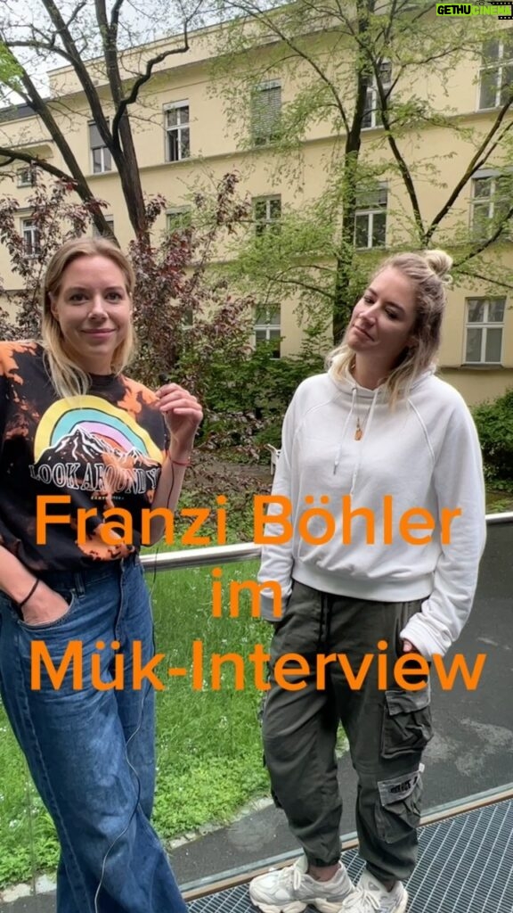 Franziska Böhler Instagram - Hoher Besuch in der #Münchenklinik! @thefabulousfranzi war bei uns zu Gast, um aus ihrem Buch „I‘m a Nurse“ vorzulesen. Wir haben sie davor zum Interview getroffen 😁🎤🤳 P.S. Hier ist das Video ungekürzt in voller Länge. Viel Spaß beim Schauen. #interview #pflege #krankenhaus #klinik #pflegekräfte