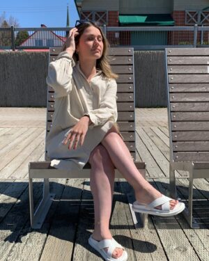 Frédérique Dufort Instagram - En mode « vacances improvisées » pour quelques jours. ☀️

Parlant de vacances, cette robe portée à Salut Bonjour dimanche dernier sera dispo ce soir 20h sur le site de @womance ! 

Et les filles font un live d’essayage des nouveautés à 19h.. genre là-là !!! 

• robe chemisier en lin 2084 
• sandales plates - Alvera 
• bracelet « Womance » or (en solde ) 

Bonne semaine 🤍🤝

#Womance #Partenariat #Vacances