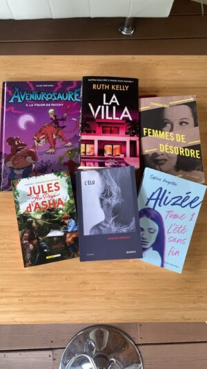 Frédérique Dufort Instagram - • La Villa (thriller, enquête, télé-réalité)
Ruth Kelly 
Michel Lafon 

• Femmes de désordre (enquête, historique, féminisme )
Catherine Coté 
VLB 

• L’Élu 
Catherine Perreault 
Quartz 

• Alizée Tome 1 : l’été sans fin (roman pour adolescents & jeunes adultes, science-fiction ) 
Sylvie Payette 
Québec Amérique 

• Jules au pays d’Asha (roman enfants, environ 7 à 13 ans, Premières Nations, historique, magie, ouverture à l’autre) 
Chloé Varin & Kaia’tanó:ron Dumoulin Bush 
Bayard Canada 

• Aventurosaure #5 La vision de Patchy (bande-dessinée, 7 à 15 ans)
Julien Paré-Sorel 
Presses Aventures

Merci à @womance pour la robe légère 
 2101 brune avec tricot crème 808 ! 

#Suggestions #Lectures #Chronique #Enquetes #Thriller #Historique #RomansJeunesse #BD #BienvenueÀLaFredeChezFrede 
#Womance  #Partenariat