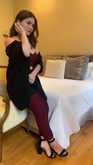 Frédérique Dufort Instagram - Mariage de Stéphanie&Benoît 🍂🧡

Jumpsuit : Boutique Coup de Foudre à Longueuil 
Pardessus noir : Éternelle ♾ (une de mes boutiques coup de coeur qui sera présente à la @braderiedemode cette année !!! Ils ont aussi ce pardessus en beige… le rêve 😍) 

C’est d’ailleurs le grand retour de la braderie au marché Bonsecours du Vieux-Montréal les 20-21-22 et 23 octobre prochain. 

20 à 80% de rabais sur une tonne de designers, des prix de présence, mais surtout, un magnifique événement pour magasiner des vêtements, manteaux et accessoires (pour hommes et femmes) et rendre la mode d’ici encore plus accessible! 

Je mettrai le lien de l’événement dans mes stories des prochains jours ♥️👜 

#Partenariat #LaGrandeBraderieDeLaModeQuébécoise #MarchéBonsecours #VieuxMontréal #20au23octobre2022