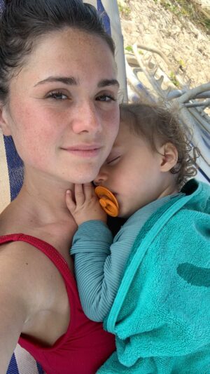Frédérique Dufort Instagram - Soleil, chaleur et bonheur. 💛

 #MerciLaVie #UnHashtagQuiDevraitRevenirEn2023 #OnRepartLaTrendDetreHeureuxEtReconnaissantPourCeQuonA #EtOnPollueLesReseauxAvecDuBeau #MaisSurtoutDuDoux #EtPleinDeBouflous #AweyeLesCitationsLesRiresDenfantsEtLesPetitesChansonsTouchantesSurLesVidéos