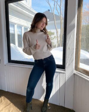 Frédérique Dufort Instagram - J’ai des p’tites nouvelles pour vous 

1️⃣   C’est ENFIN le printemps ! 

2️⃣ Trois-Rivières, je débarque chez toi de vendredi à dimanche pour le @salondulivretr et j’ai vraiment hâte ! 

3️⃣ 🎬🎉 She’s back… oh she’s sooooo back. Watch out ! 

4️⃣ Si ça te tente d’embarquer sur le «  Happy train » comme je l’ai dit en story il y a deux jours ; on laisse le négatif en arrière avec l’hiver, puis on switch le mindset à go ! Deal? LET’S GOOO !! 🤝