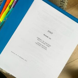 Frédérique Dufort Instagram - Un bel appel juste avant Noël. 
Un magnifique cadeau, tourné en début d’année. 🎥📑🎬

Il se pourrait que vous ayez aperçu une jeune femme en détresse respiratoire en fin d’épisode hier soir... (Toujours plaisant de se faire flatter les cheveux par @thestephanerousseau 😜😂) 

Notre entrée officielle à l’hôpital Saint-Vincent, ce soir 19h ! 

@ici.stat @radiocanada 

#STAT #Télévision