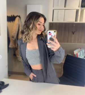 Frédérique Dufort Instagram - Moi et mon kit de femme d’affaires @womance, on se dirige vers le @salonlivremtl de 14h30 à 15h30 ! 

Chronique bouquineries, salon du livre, lancement demain soir ; j’ai besoin de me sentir forte dans ce que je porte! 🫶🏻🔥

Mardi, REPOOOOS !!! 

#Partenariat #BeWomance #BusinessWoman
