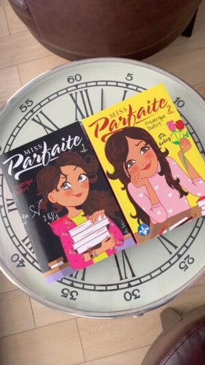 Frédérique Dufort Instagram - Voici les deux premiers tomes de Miss Parfaite, version 2.0 !!! 
 
Vous dire à quel point je suis heureuse d’avoir pu vous impliquer dans le processus de réédition !  J’ai lu tous vos commentaires et c’est en voyant à quel point les votes étaient serrés que j’ai décidé d’y aller avec un mélange des deux propositions.
 
Il s’agit donc de l’option A, mais avec une petite twist de l’option B puisque vous avez été nombreux à me faire remarquer que le nom de l’auteure n’était pas assez visible. Merci ♥️🙋🏻‍♀️
 
Et maintenant, LE PLUS IMPORTANT : 
 
OÙ & QUAND pourrons-nous retrouver les versions 2.0 de Miss Parfaite sur les tablettes ? 
 
Les livres viennent tout juste d’arriver chez le distributeur. Ils serviront donc aux prochaines commandes…  Ce qui veut dire que vous pourriez les voir atterrir dans une librairie ou un magasin près de chez vous très bientôt ! 
Restez à l’affût et taguez-moi si vous les trouvez !!! 🤩 
 
(Chers libraires, n’hésitez pas à nous faire signe si vous les recevez, qu’on puisse partager la bonne nouvelle) 
 
Merci d’avoir participé en si grand nombre. Sachez que je vous réserve encore plusieurs surprises d’ici la fin de l’année…. 🤫