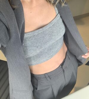 Frédérique Dufort Instagram - Moi et mon kit de femme d’affaires @womance, on se dirige vers le @salonlivremtl de 14h30 à 15h30 ! 

Chronique bouquineries, salon du livre, lancement demain soir ; j’ai besoin de me sentir forte dans ce que je porte! 🫶🏻🔥

Mardi, REPOOOOS !!! 

#Partenariat #BeWomance #BusinessWoman