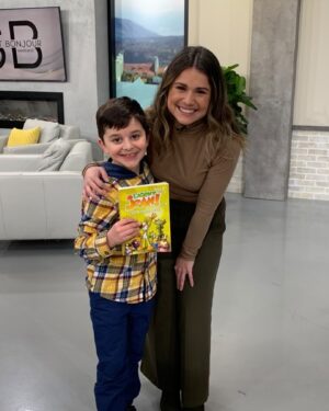 Frédérique Dufort Instagram - Noah, mon super stagiaire 🥹📚

Ce dimanche, j’ai eu la chance d’avoir un merveilleux stagiaire dans le cadre de « Salut la relâche » à @salutbonjourofficiel : Noah, 8 ans, est venu partager son amour de la lecture avec des milliers de téléspectateurs (et parler de son amour pour @alex.a.bd , qui a eu la gentillesse de lui faire une belle vidéo 🫶🏻). 

L’objectif de Noah ? Prouver aux jeunes de son âge que la lecture c’est troooop cool 🥹! 

Je me souviens être exactement comme lui à son âge : tellement bien la tête dans mes livres, comme dans une bulle qui n’appartenait qu’à moi. Parce que j’ai eu la chance d’avoir une famille et des enseignants extraordinaires qui m’ont fait découvrir la lecture, mais surtout, qui m’ont fait comprendre qu’il y a des genres littéraires pour tous ; il faut simplement fouiner pour trouver ce qui nous intéresse réellement! 

Je me trouve sincèrement privilégiée de pouvoir à mon tour vous faire découvrir des livres en tous genres, en espérant qu’une simple découverte mène à des visites plus récurrentes à la bibliothèque, à des cadeaux spéciaux pour des membres de votre famille, à des sorties en salons du livre, et peut-être même, à la rencontre d’un auteur qui, le temps d’une histoire, aura changé votre vie grâce à ses mots. 

Vous pouvez retrouver la chronique complète sur le site de Salut Bonjour, ainsi que le live sur leur page Facebook. 😊 

Prochaine chronique : en même temps que le @salondulivrequebec ! 

#Chronique #Bouquineries #Stagiaire #Jeunesse #Lecture #HabilléeParWomance #Partenariat