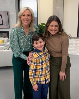 Frédérique Dufort Instagram - Noah, mon super stagiaire 🥹📚

Ce dimanche, j’ai eu la chance d’avoir un merveilleux stagiaire dans le cadre de « Salut la relâche » à @salutbonjourofficiel : Noah, 8 ans, est venu partager son amour de la lecture avec des milliers de téléspectateurs (et parler de son amour pour @alex.a.bd , qui a eu la gentillesse de lui faire une belle vidéo 🫶🏻). 

L’objectif de Noah ? Prouver aux jeunes de son âge que la lecture c’est troooop cool 🥹! 

Je me souviens être exactement comme lui à son âge : tellement bien la tête dans mes livres, comme dans une bulle qui n’appartenait qu’à moi. Parce que j’ai eu la chance d’avoir une famille et des enseignants extraordinaires qui m’ont fait découvrir la lecture, mais surtout, qui m’ont fait comprendre qu’il y a des genres littéraires pour tous ; il faut simplement fouiner pour trouver ce qui nous intéresse réellement! 

Je me trouve sincèrement privilégiée de pouvoir à mon tour vous faire découvrir des livres en tous genres, en espérant qu’une simple découverte mène à des visites plus récurrentes à la bibliothèque, à des cadeaux spéciaux pour des membres de votre famille, à des sorties en salons du livre, et peut-être même, à la rencontre d’un auteur qui, le temps d’une histoire, aura changé votre vie grâce à ses mots. 

Vous pouvez retrouver la chronique complète sur le site de Salut Bonjour, ainsi que le live sur leur page Facebook. 😊 

Prochaine chronique : en même temps que le @salondulivrequebec ! 

#Chronique #Bouquineries #Stagiaire #Jeunesse #Lecture #HabilléeParWomance #Partenariat