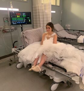 Frédérique Dufort Instagram - Je m’ennuyais de jouer. 
De lire des textes, de les décortiquer, de les interpréter en compagnie d’incroyables talents et de voir le résultat de ce grand travail d’équipe à l’écran.

Merci Lucie et toute l’équipe chez Casting Lucie Robitaille, d’avoir pensé à moi pour jouer votre mariée (et merci @agencepremierrole de m’avoir suggéré). C’est un bonheur de me retrouver sur un plateau comme celui de @ici.stat , considérant que j’ai la chance de serrer dans mes bras, devant comme derrière la caméra, tant d’êtres humains qui ont eu un impact dans ma vie depuis mes débuts….il y a déjà 20 ans. En plus de rencontrer d’autres personnes coup de coeur ! 

Ce rôle de future mariée est tout simplement parfait pour un doux retour à la télé. 

Parce que mon milieu, je l’aime pour le meilleur et pour le pire, avec ses hauts et ses bas, dans le bonheur et l’adversité, avec comme seule certitude que lorsque je me retrouve sur un plateau de tournage, je suis CHEZ MOI.

Mes vœux reprendront, avec adaptation personnelle, les paroles de la grande Annie Girardot (paroles partagées par @simonboulerice le jour de mon arrivée à l’hôpital Saint-Vincent) : 

« Je ne sais pas si j’ai manqué à la télé québécoise, mais à moi, la télé québécoise a manqué follement, éperdument, douloureusement ».

J’espère avoir la chance, très prochainement, de revenir à la maison plus souvent. ♥️🎬