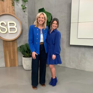 Frédérique Dufort Instagram - Deux dames en bleu 💙 

(Petit contraste avec le Oh Canada de @mathduff 😂 je pense pas me remettre de cette anecdote.. c’était quoi les chances ?!) 

Toujours un plaisir de discuter de lecture avec la lumineuse @lortieem , femme de talent et capitaine du weekend que j’ai le bonheur de retrouver une fois par mois depuis 4 ans déjà ! 

Pour ceux qui l’ont manqué, ma chronique de Février est disponible sur le site de @salutbonjourofficiel. Je vous laisse les couvertures sur la deuxième photo, pour un coup d’oeil rapide ! 

Et merci à @womance pour la magnifique touche de couleur dans mon look ! Un gros coup de coeur dans ma garde-robe pour le printemps. 🫶🏻

#SalutBonjour #Bouquineries #Chronique #Womance #CommanditaireDeMaTenue #MathieuDufour #CommanditaireDunReveilAssezComique  #YavaitDeLechoDinTuyaux #UnPtitOHCanadaÀ4AmPourquoiPas