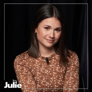 Frédérique Dufort Instagram - Petits cheveux courts et petits shooters d’un drôle de mélange ! 🥂 (remarquez l’incertitude de Catherine dans la troisième photo 😂) 

Merci à la belle @guylainetremblay pour l’invitation à @lasemainedes4julie / la semaine des 4 Guylou 💛