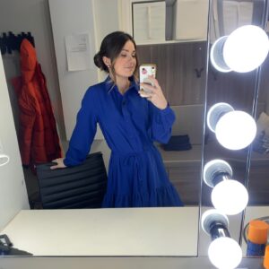 Frédérique Dufort Instagram - Deux dames en bleu 💙 

(Petit contraste avec le Oh Canada de @mathduff 😂 je pense pas me remettre de cette anecdote.. c’était quoi les chances ?!) 

Toujours un plaisir de discuter de lecture avec la lumineuse @lortieem , femme de talent et capitaine du weekend que j’ai le bonheur de retrouver une fois par mois depuis 4 ans déjà ! 

Pour ceux qui l’ont manqué, ma chronique de Février est disponible sur le site de @salutbonjourofficiel. Je vous laisse les couvertures sur la deuxième photo, pour un coup d’oeil rapide ! 

Et merci à @womance pour la magnifique touche de couleur dans mon look ! Un gros coup de coeur dans ma garde-robe pour le printemps. 🫶🏻

#SalutBonjour #Bouquineries #Chronique #Womance #CommanditaireDeMaTenue #MathieuDufour #CommanditaireDunReveilAssezComique  #YavaitDeLechoDinTuyaux #UnPtitOHCanadaÀ4AmPourquoiPas