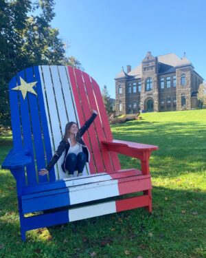 Frédérique Dufort Instagram - J’❤️ tellement le Nouveau-Brunswick !!! 

Deux magnifiques journées à faire des animations scolaires. Un merci immense aux écoles pour leur accueil et aux bénévoles qui nous font découvrir leur belle région! 🫶🏻

Et ça continue, parce que le @salon_du_livre_dieppe ouvre officiellement ses portes demain ! Du jeudi 19 au dimanche 22 octobre, vous pourrez venir découvrir plein de livres et rencontrer leurs auteurs au Wingate by Wyndham @hotelwingatedieppe ! Je vous laisse mes horaires de dédicaces et d’activités dans les photos. Animations, soirée littéraires, conférences ; il y en a pour tous les goûts et tous les âges! Au plaisir de vous y voir en grand nombre.