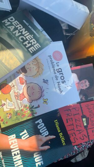 Frédérique Dufort Instagram - Un petit live instagram pour vous parler plus longuement de mes nombreuses découvertes littéraires du mois d’Avril ! 📚

Je vous laisse les titres ainsi que les heures de dédicaces des auteurs présents au salon du livre de Québec juste ici ⬇️😊 bon dimanche !!

🔷 Trois saisons et un puits de lumière 
Alain Labonté 
Edito 

En dédicaces le 16 avril de :
10h à 11h30 
Kiosque #837

🔷Dernière manche - enquête de Gaétan Tanguay 
Mikaël archambault 
Editions de mortagne 

En dédicaces le 16 avril de :
9h à 12h et de 13h à 16h
Kiosque #517

🔷Ma cuisine (recettes)
Hélène Laurendeau 
SaintJean Éditeur 

En dédicaces le 16 avril de :
12h à 13h et de 14h à 15h 
Kiosque #517

🔷Pour que tu reviennes 
Diana Bélice 
Hugo Roman 

En dédicaces le 16 avril de :
11h à 12h et de 13h à 14h
Kiosque #131 (aussi présente à plusieurs autres kiosques, voir site du salon) 

🔷Mascottes sanglantes et pizzas frettes
Pierre-Yves Villeneuve
La bagnole

Livre disponible au kiosque #807 (et surprise de l'auteur pour les lecteurs. Vous devez trouver un représentant portant un ananas et lui demander une pizza hawaïenne. Quantitées limitées) 

🔷Le gros problème de Noah (mois de l'autisme) 
Anthony Antoniou et Baptiste Amsallem 
Bayard Canada 

Livre disponible au kiosque #131

🔷T’es où p’tit loup ?
Caroline Merola 
Courte échelle 

On est chanceux, on vous en parle avant sa sortie. 
Livre disponible sur @qublivre en précommande ! 

https://qublivre.ca/products/tes-ou-petit-loup

🔷Asymétrique *. (mois de l'autisme) 
Valérie Jessica Laporte 
Libre expression 

En dédicaces de :
11h à 12h et de 13h à 14h 
kiosque #817 

🔷Une semaine pour se perdre et se retrouver 
Josyanne Bissonnette 
Les éditeurs réunis 

En dédicaces le 16 avril de :
9h à 10h et 15h à 16h 
Kiosque #219 

🔷L'histoire du cinéma en BD 3 - La naissance des monstres 
Philippe Lemieux et Garry
Editions Michel Quintin 

En dédicaces le dimanche 16 avril de:
 9h30 à 11h et de 13h à 15h