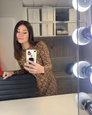 Frédérique Dufort Instagram - Petite selfie de loge, photos de CCM, et selfie d’hôtel, parce que… parce que pourquoi pas! 

On mérite tous de « se feeler » de temps en temps et de l’assumer solidement ! 🙌🏼 

#SalutBonjour #ChroniqueLittéraire #Womance #Partenariat #NouvelleCollection #DisponibleLe16Février