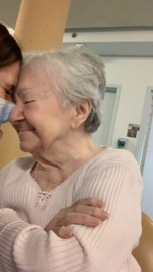 Frédérique Dufort Instagram - En 2024, prendre plus de temps avec ceux qui comptent vraiment ♥️ 

#CetaitDouxDouxDoux #GrandMère