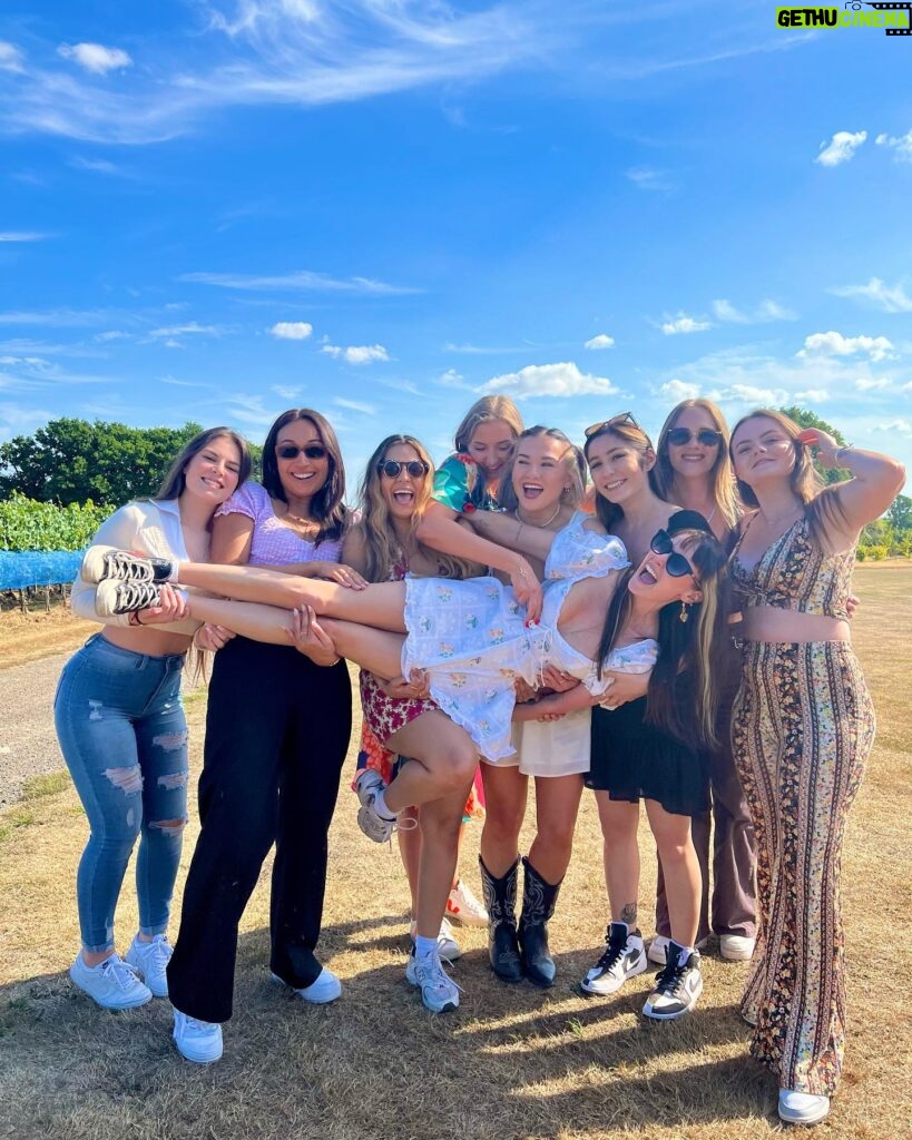 Freya Nightingale Instagram - Yesterday I turned 29 and it was one of the best days ever. Thank you @gusbourne_wine for a lovely visit - such a beautiful vineyard and the staff were amazing 🥹🍇