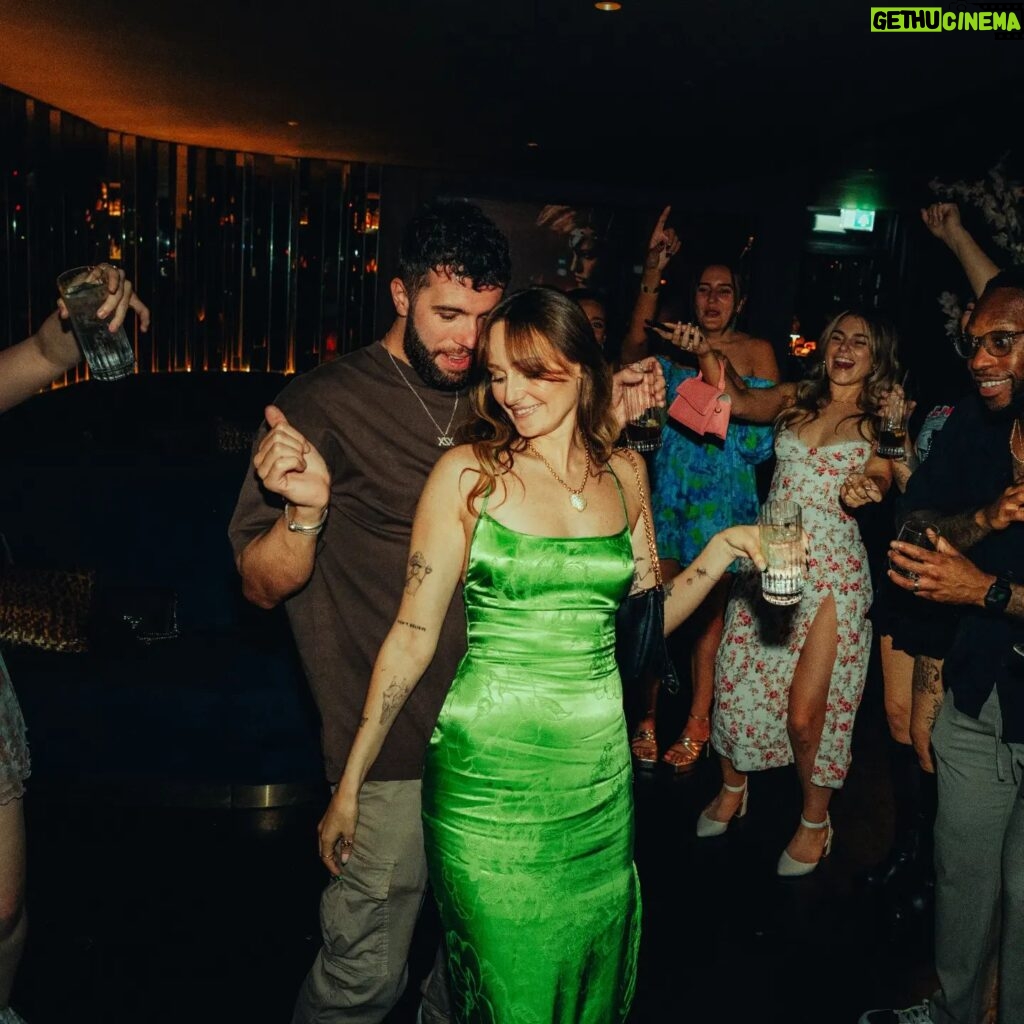 Freya Nightingale Instagram - Bitch I'm 30!!! These photos do not summarise the amazing night I had with my favourite people. I seriously have the best friends and the best boyfriend ever EVER 💙💚