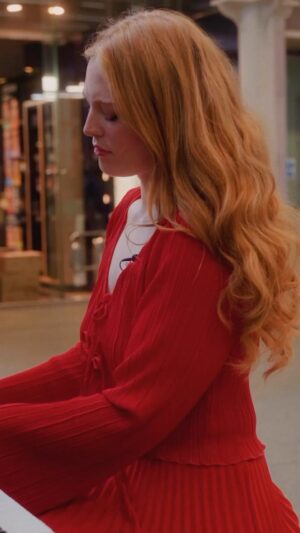 Freya Ridings Instagram - Waking Up is just one of those hauntingly beautiful songs ❤️ Performed at Kings Cross Station 🚂 Are you enjoying these train station covers? ☺️✨ Full video will be on my YouTube at 6pm!