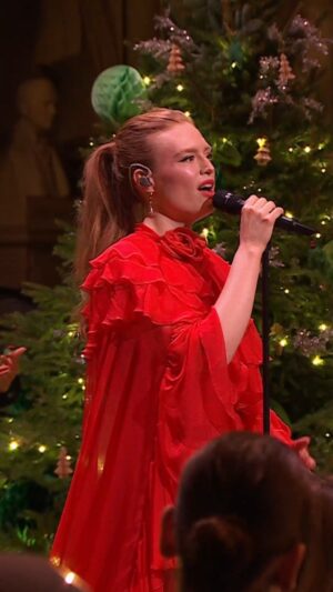 Freya Ridings Instagram - Happy Christmas Eve everyone! 🥰 Did you tune into Royal Carols: Together at Christmas tonight on @itv? It was so special to perform at Westminster Abbey amongst a host of other incredibly talented acts singing our favourite Christmas tracks- a wonderfully festive way to start Christmas! ❤️🎄