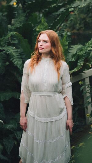 Freya Ridings Instagram - Throwback to performing a handful of my songs live from The Barbican 💫 This set was so gorgeous 🌿🪴 Check out the full video on my YouTube! 🎥❤️